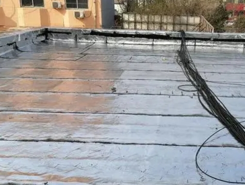 新密卫生间漏水维修公司分享下新密屋面楼顶防水刚性防水层施工要点。